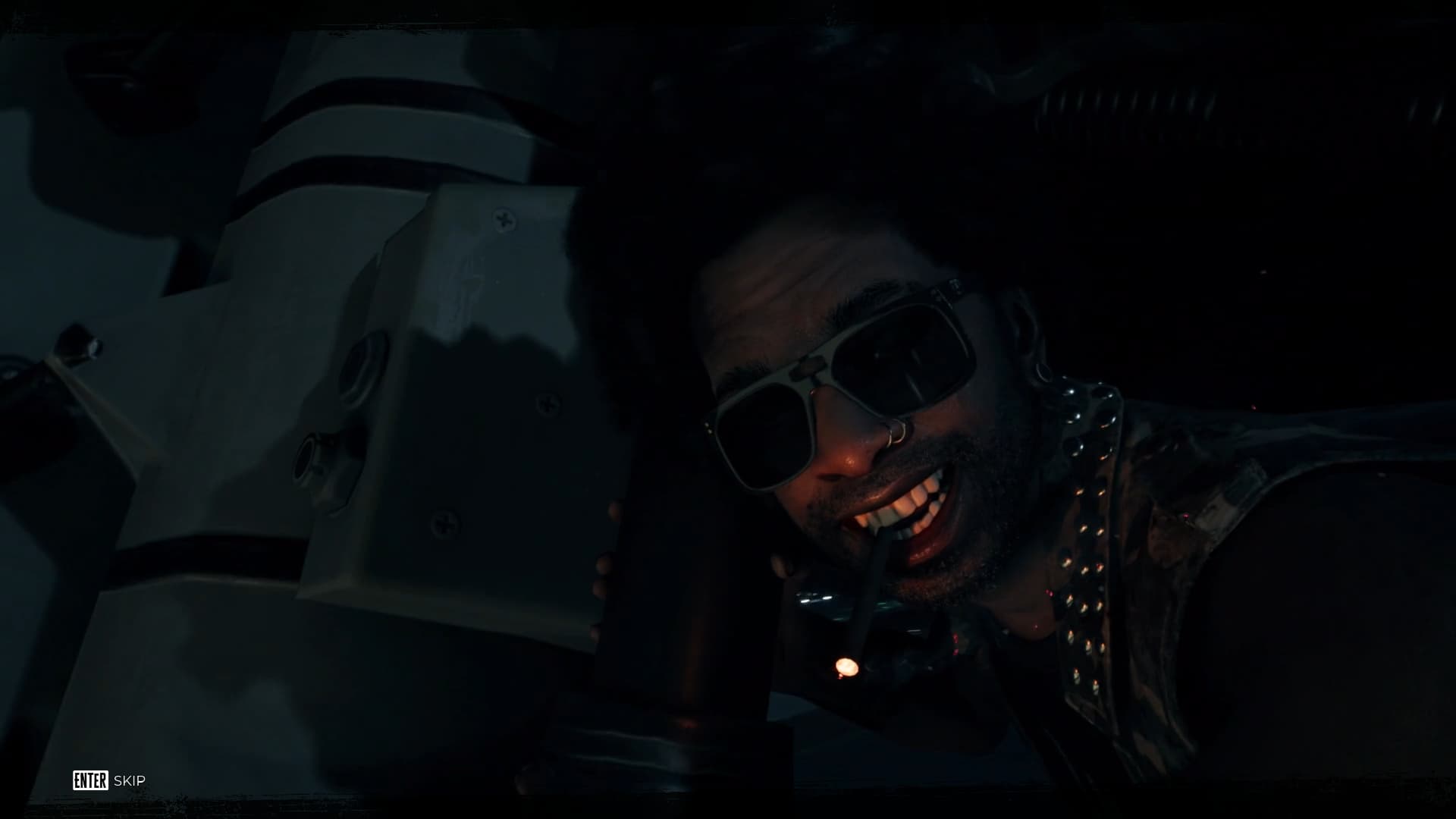 Jacob con un puro habano en la boca, subido de polizón al avión del principio del juego. Un hombre afroamericano, pelo afro y gafas de sol